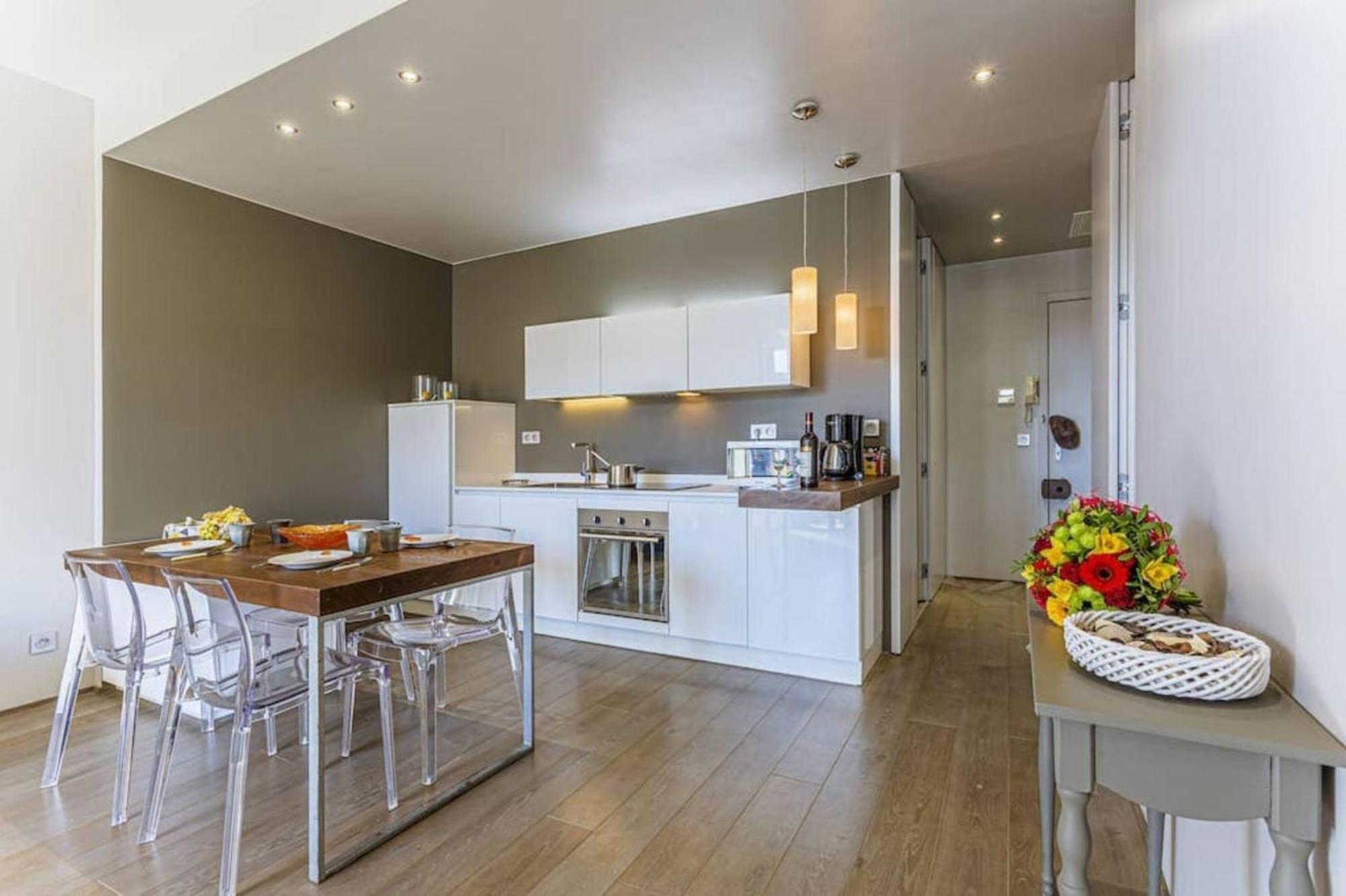 Fleurs 22 - Center - Modern W Terrace Apartment