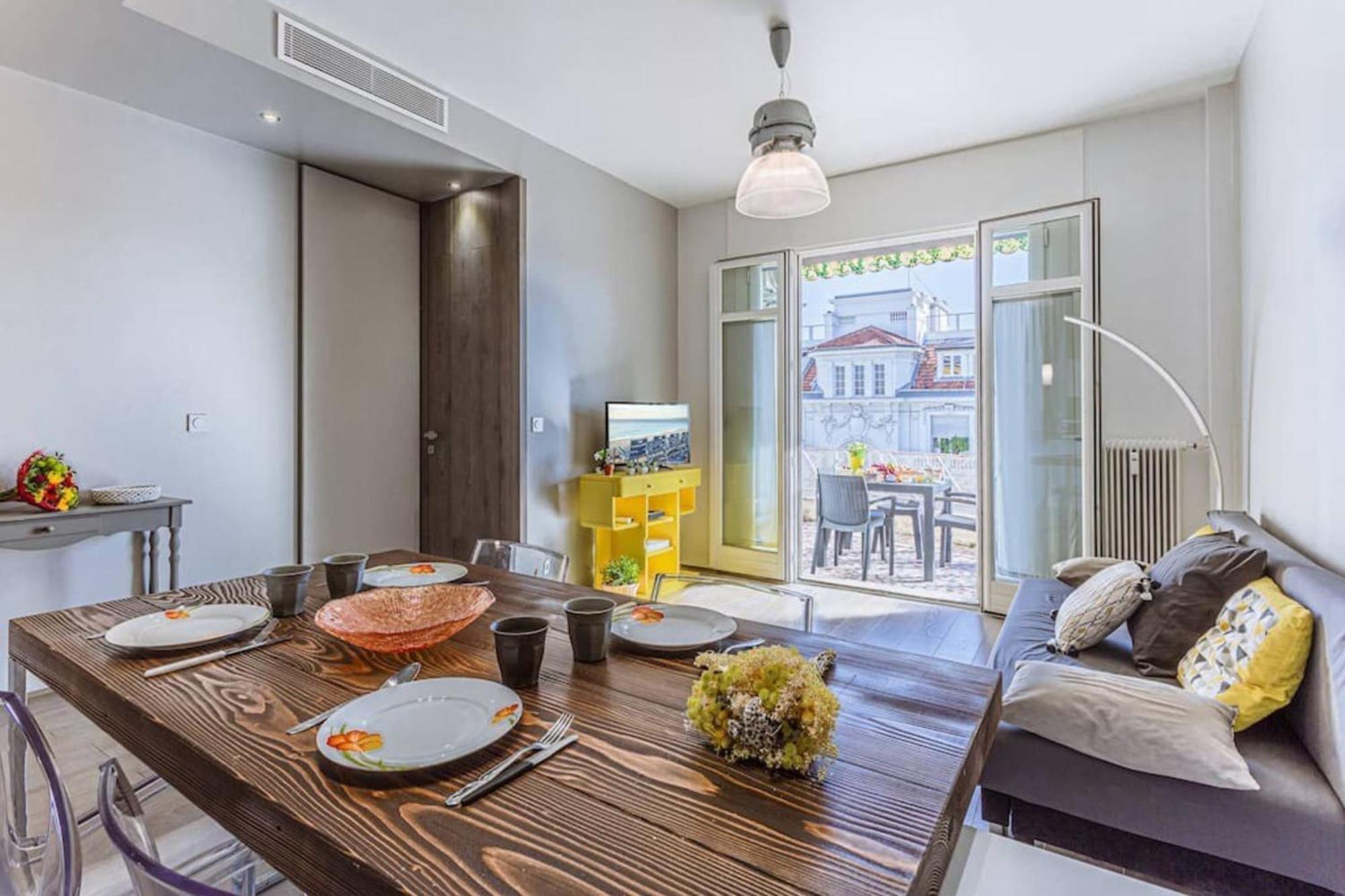 Fleurs 22 - Center - Modern W Terrace Apartment *